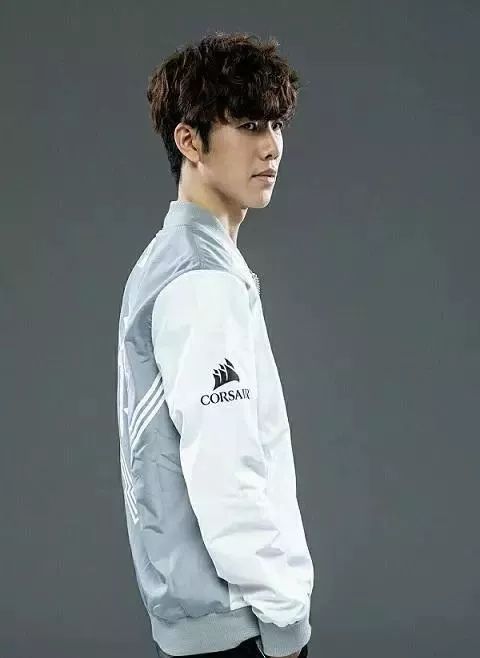 brawk成为NRG的第五名选手，而Mikes接任Valorant主教练